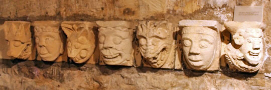 La Rochelle - Musée d'Orbigny-Bernon Ces sculptures, qui datent du XIIIe siècle, ornaient la corniche de l'ancienne église de Lagord. Elles représentent les sept pêchés capitaux