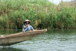Vietnamienne dans sa barque
